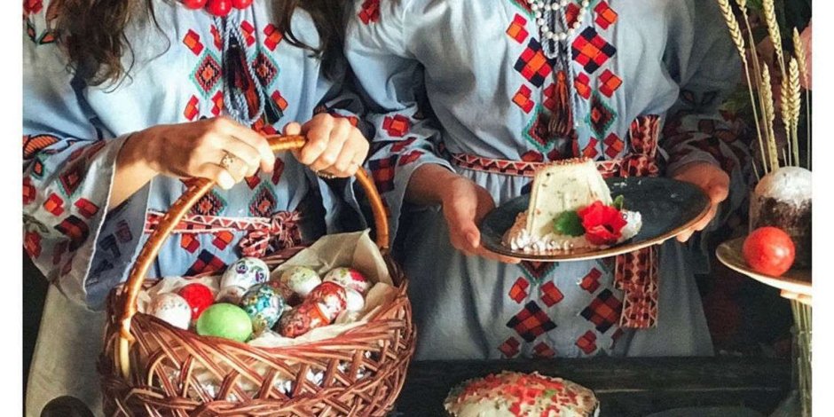 Куличи с яйцами красиво освещать