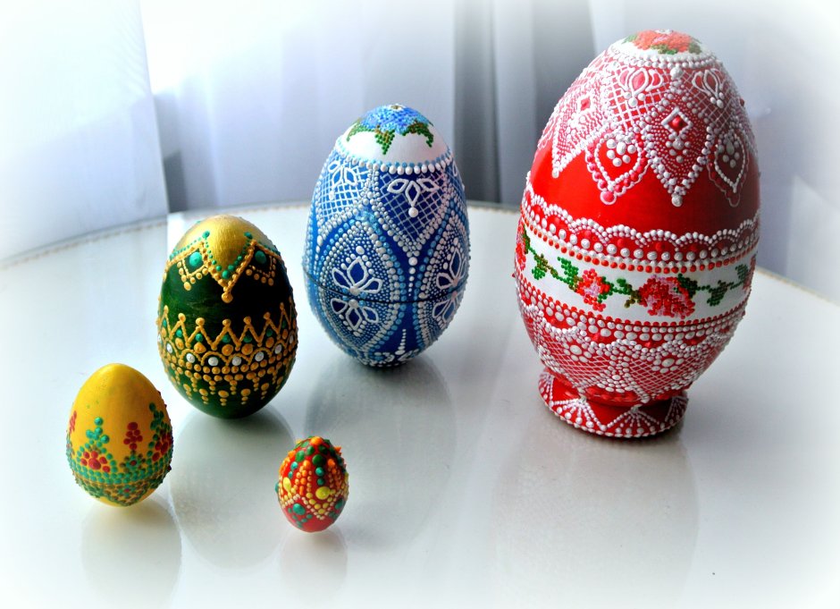 Пасхальные яйца и куличи