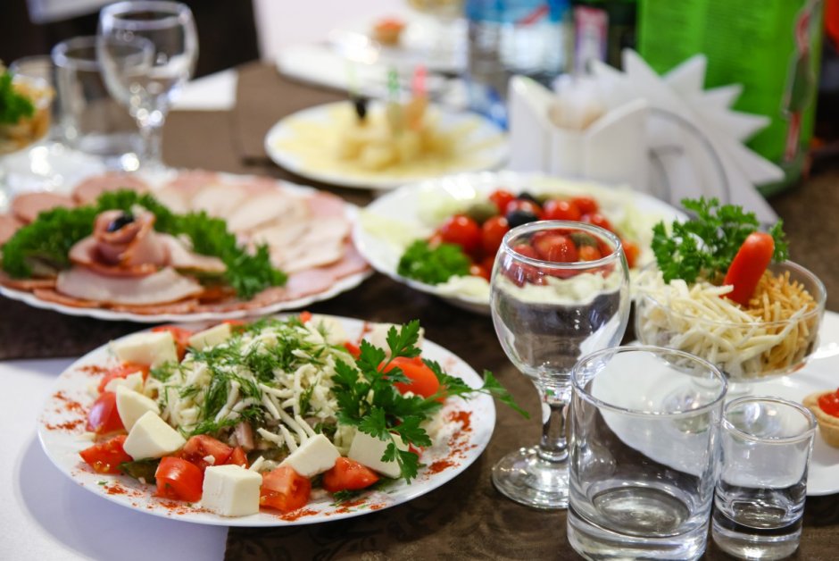 Накрытый стол в ресторане