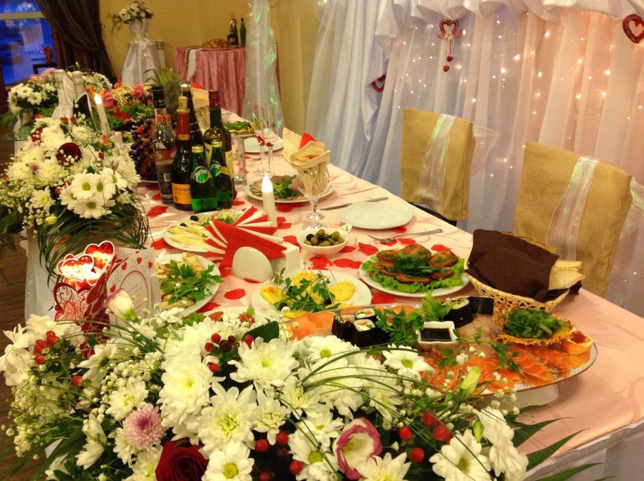 Свадебный стол с едой