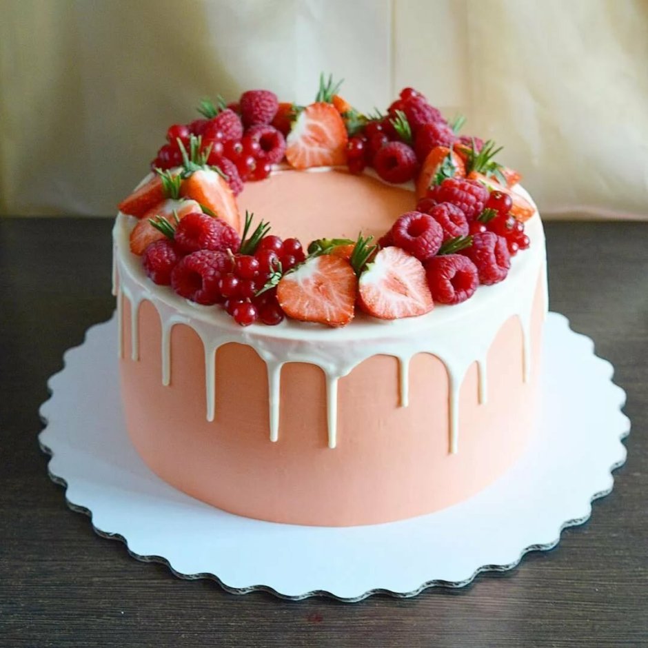 Торт с клубникой и черешней
