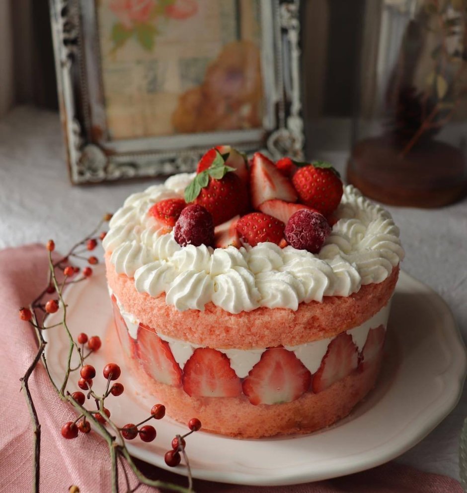 Торт молочная девочка с клубникой и кремом чиз
