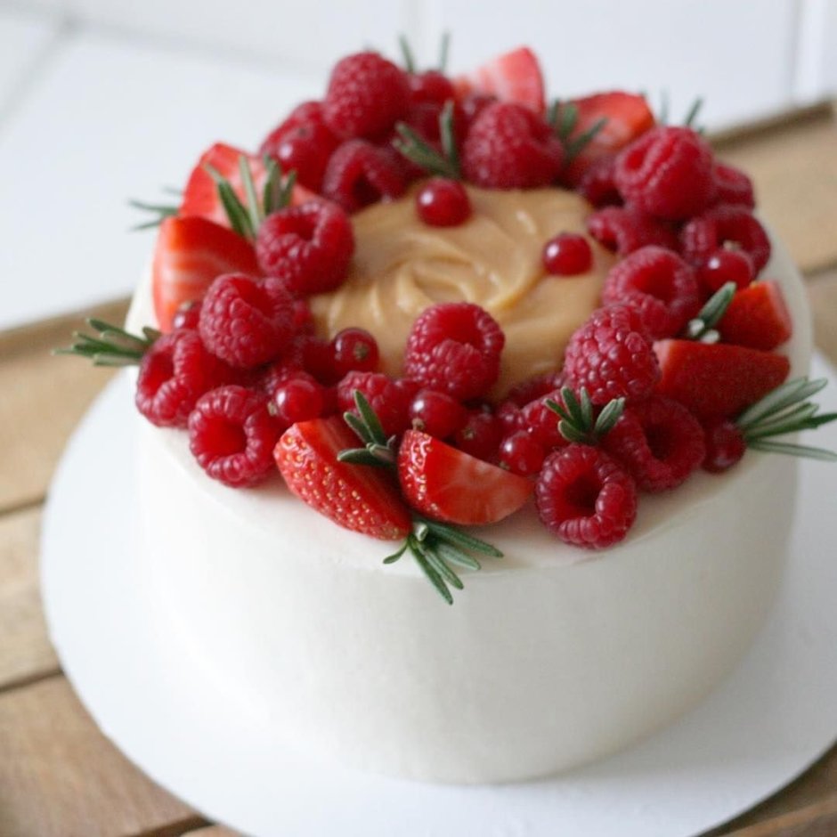 Клубничное конфи и лимонный курд в торте