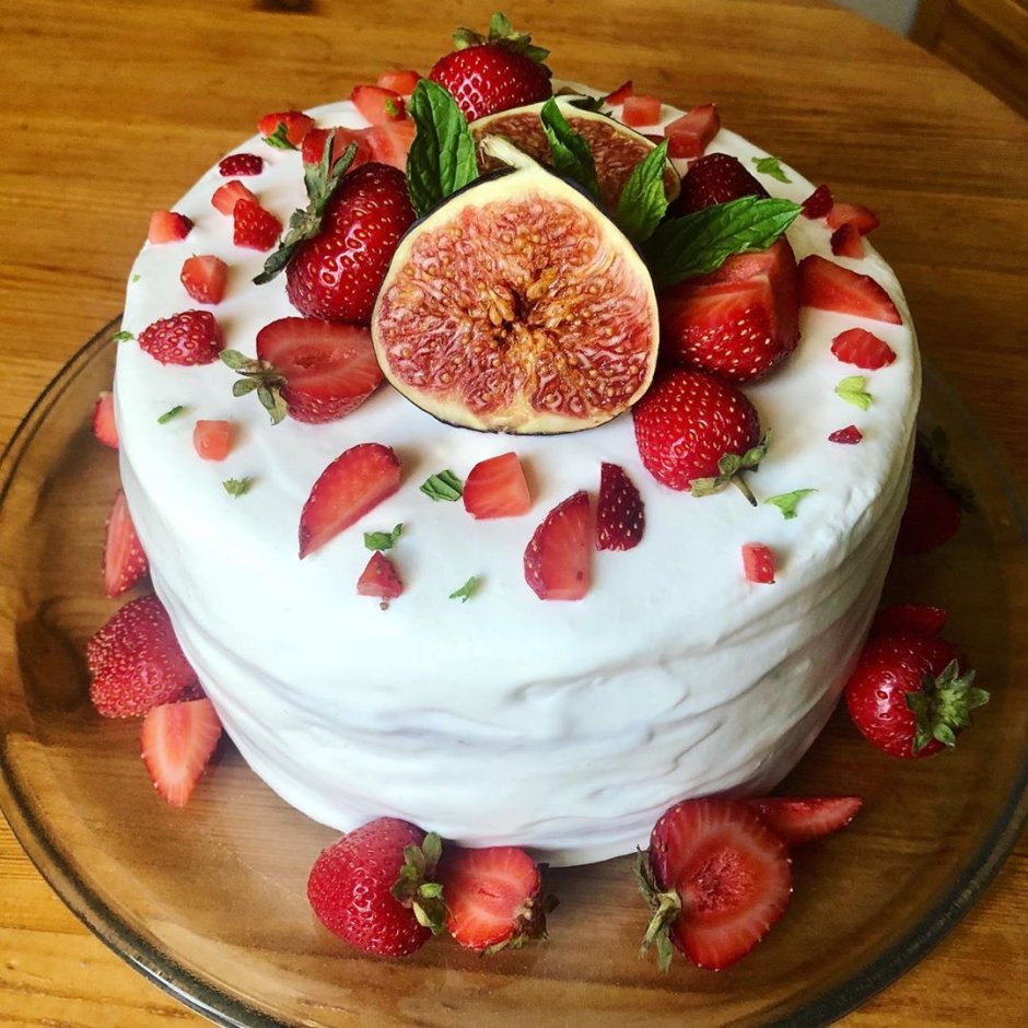 Торт сердце с клубникой