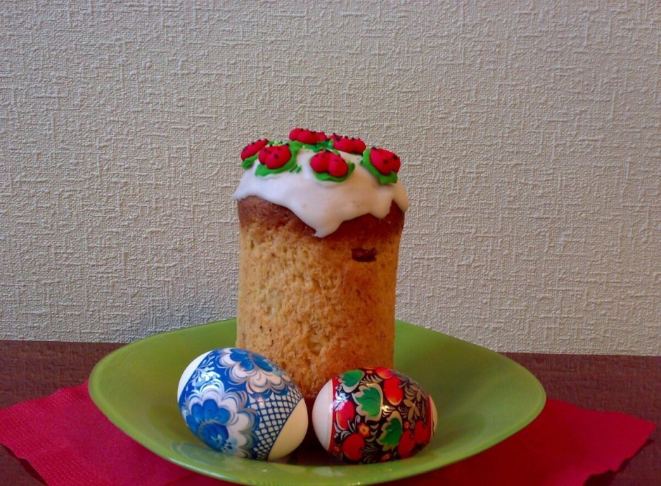 Кулич в руках