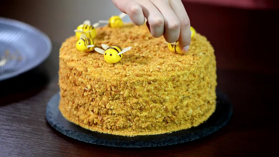 Торт медовик с пчелками