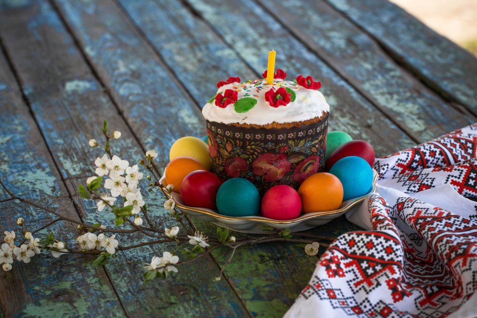 Пасхальный кулич на столе