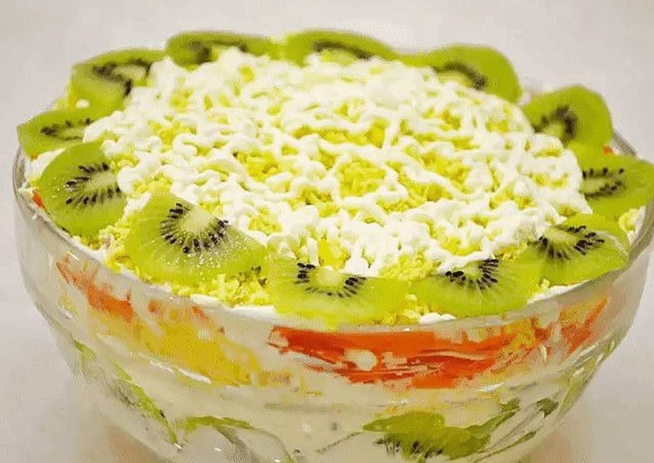 Изумрудный салат с киви и курицей