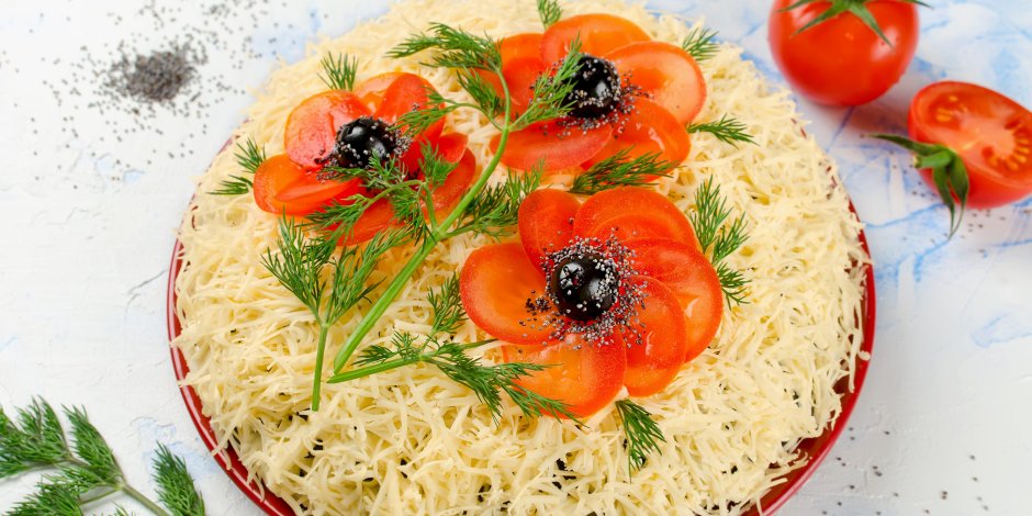 Салат красная шапочка с гранатом и курицей
