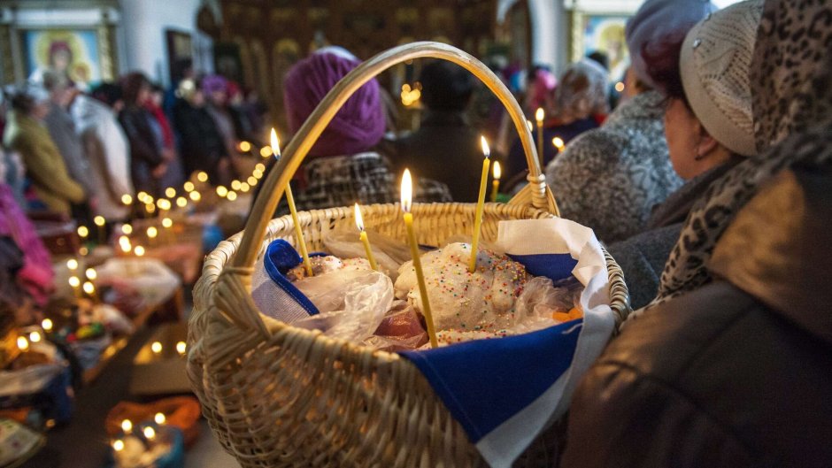 Пасхальный стол в церкви