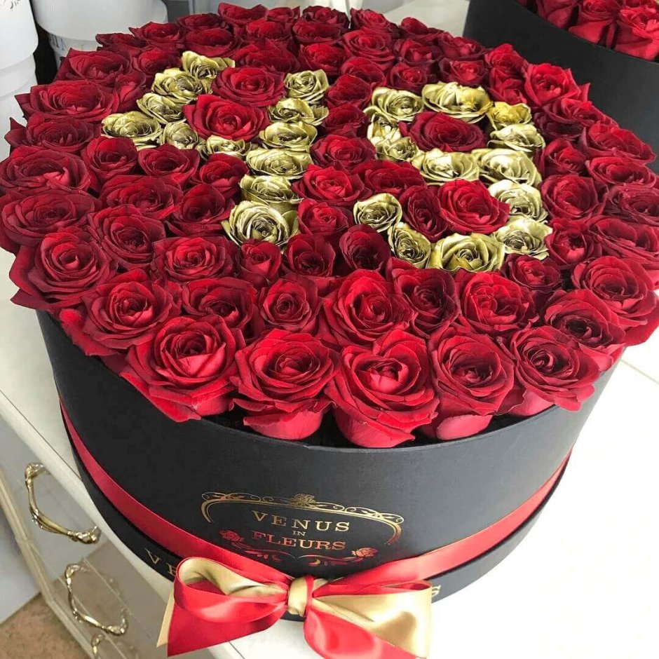 Шикарные цветы в коробке