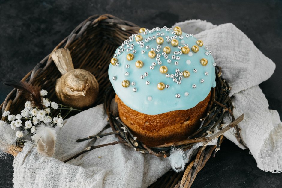 Кулич с пасхальными яйцами и безе