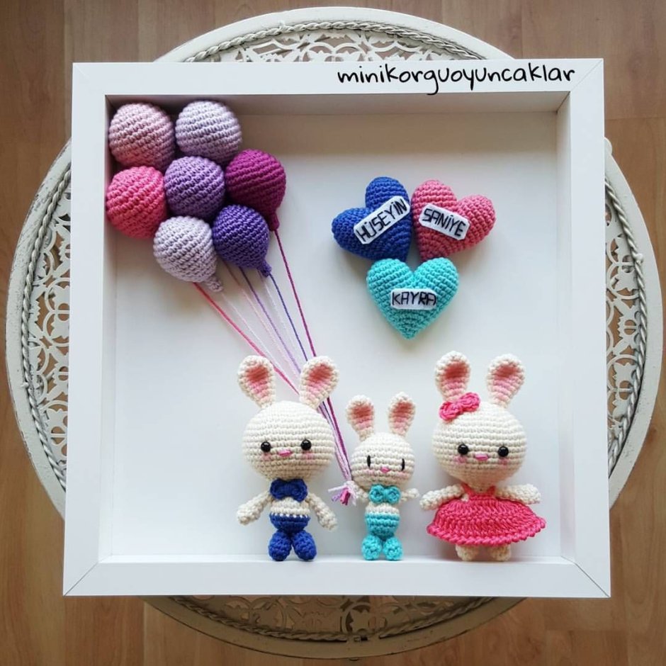 Панно с вязаной игрушкой