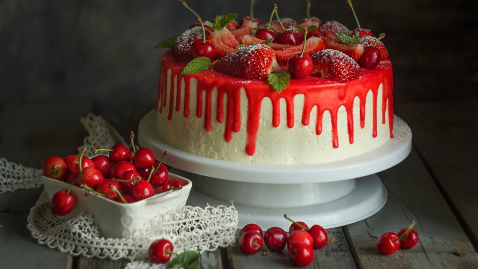 Украшение торта клубникой и черешней