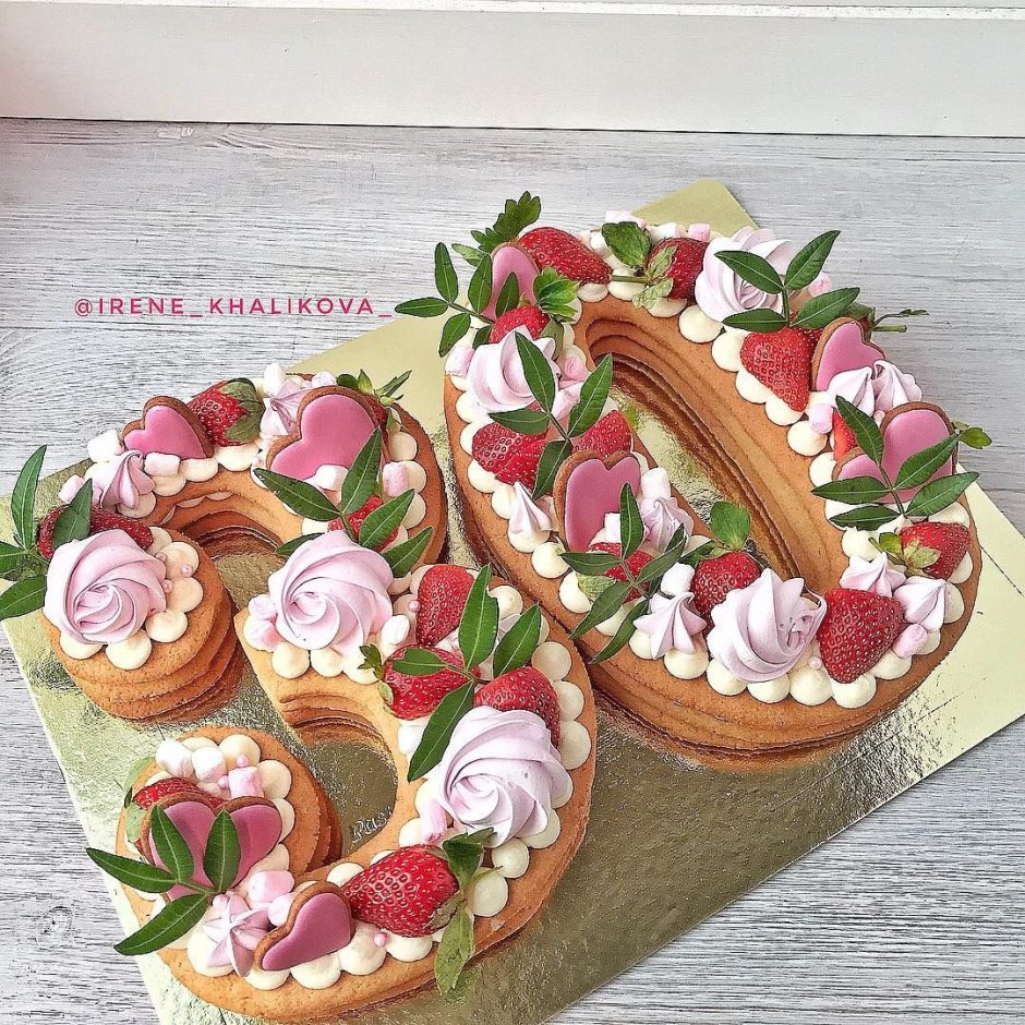 Торт цифра с клубникой