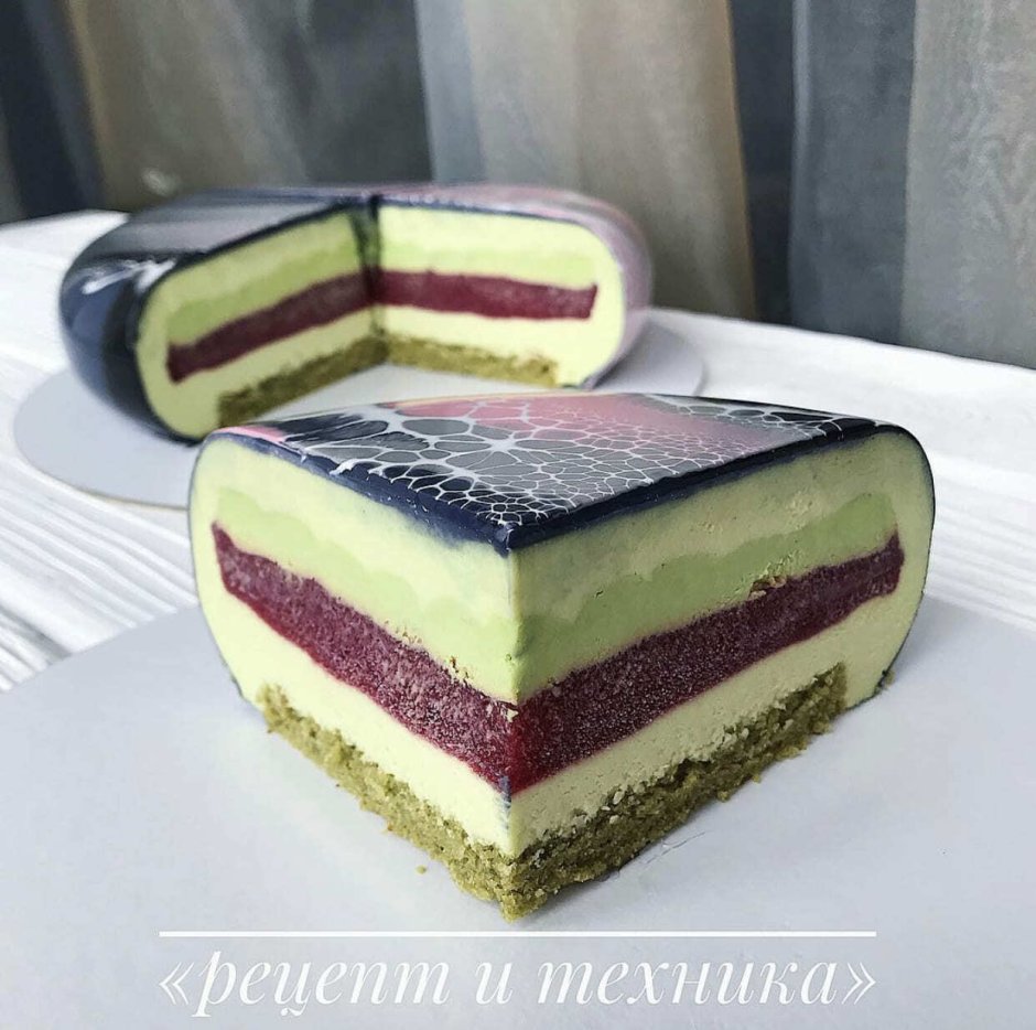 Фисташковый торт с малиновым конфи