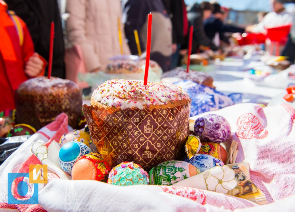 Куличи с яйцами красиво освещать