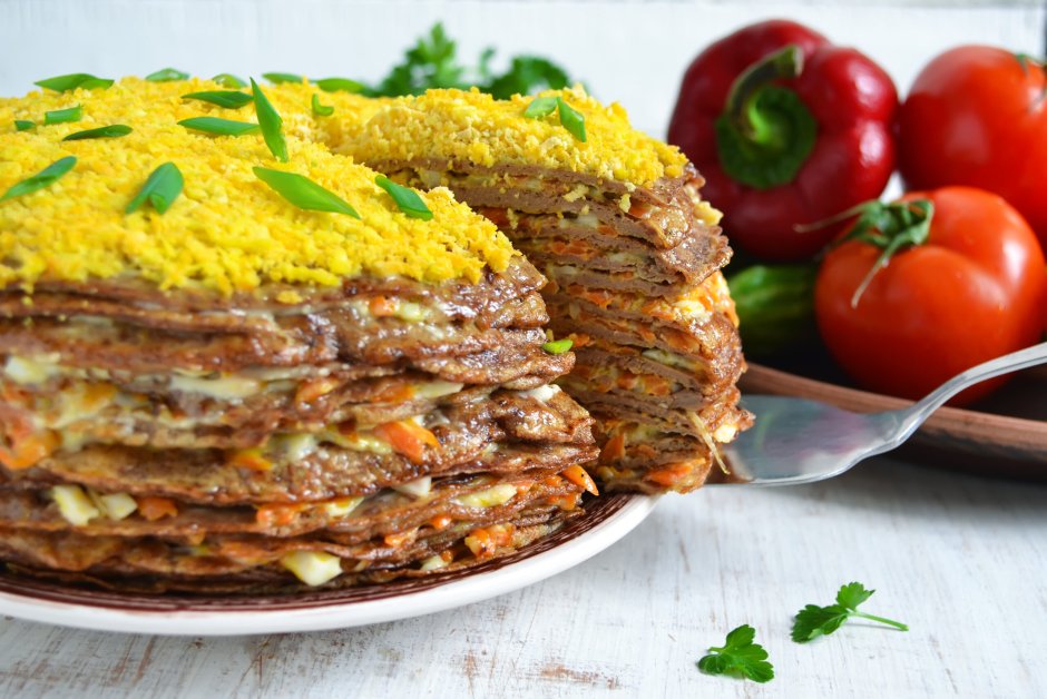 Печёночный торт с сыром и чесноком