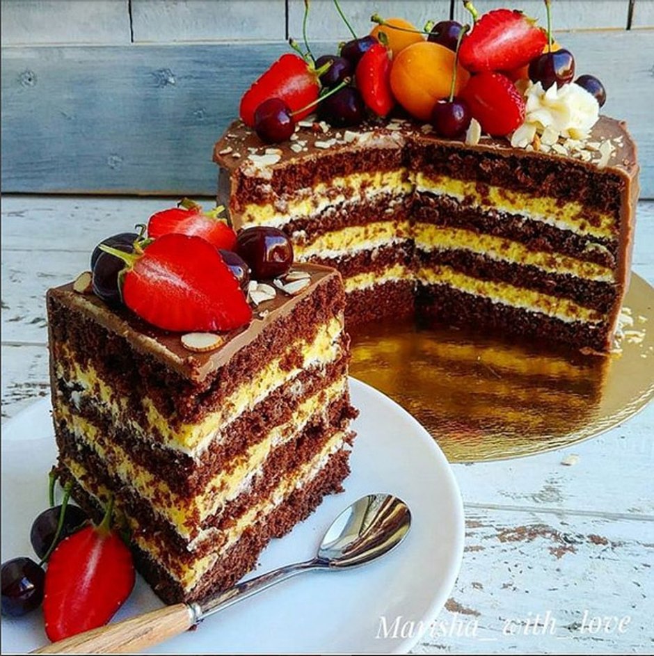 Медовик с малиновым конфи