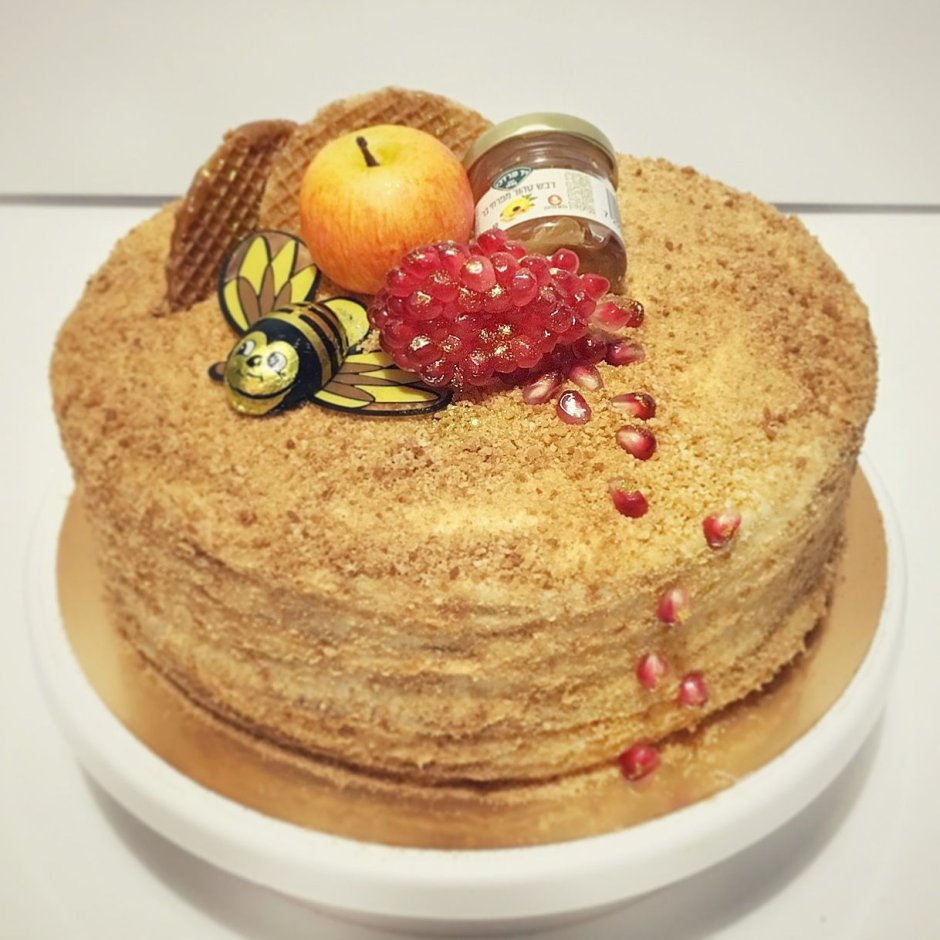 Украшение медовика клубникой