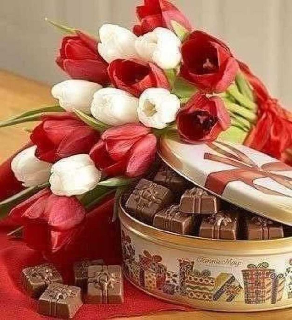 Шоколадные конфеты и цветы