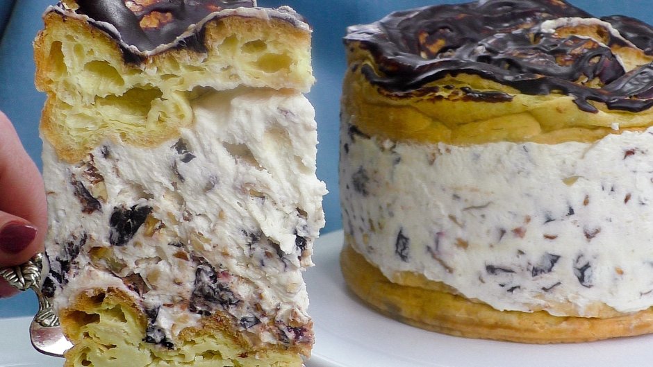 Торт с заварным кремом и орехами