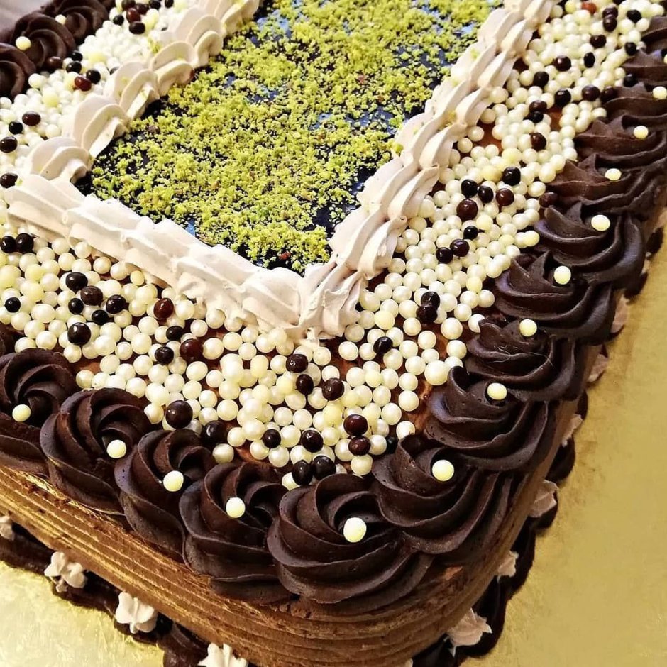 Торт с макаронс и ягодами