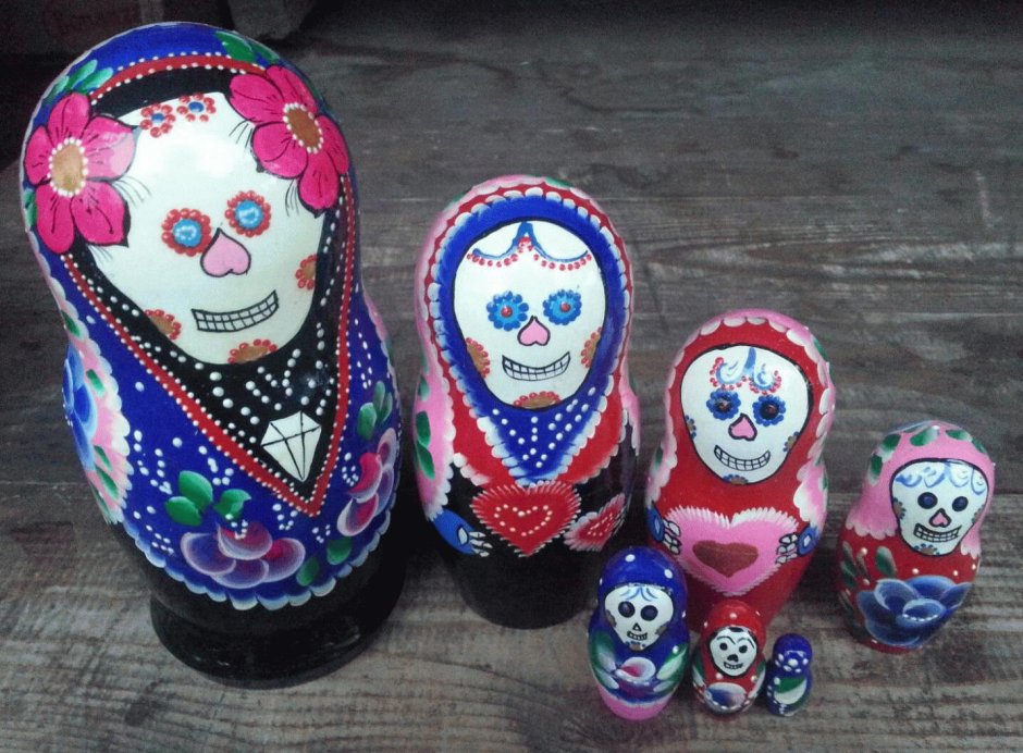 Матрешка на белом фоне