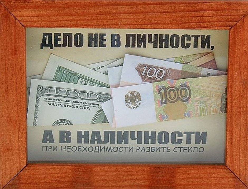 Подарочная коробка на столе