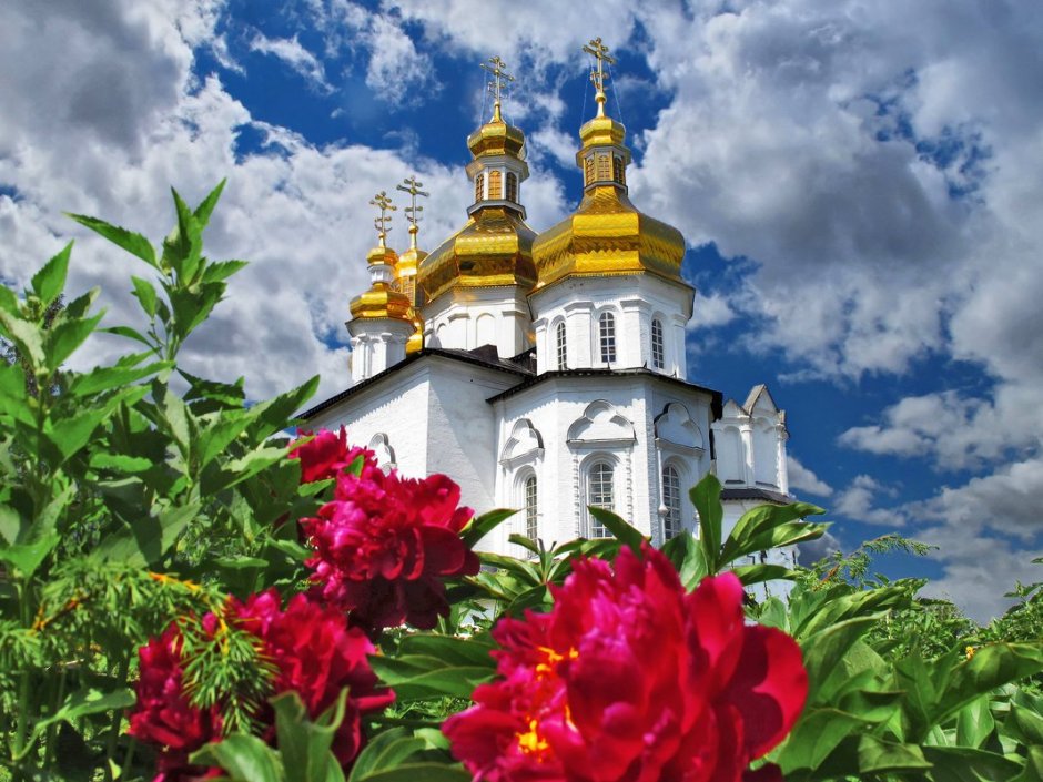 Церковь на фоне природы