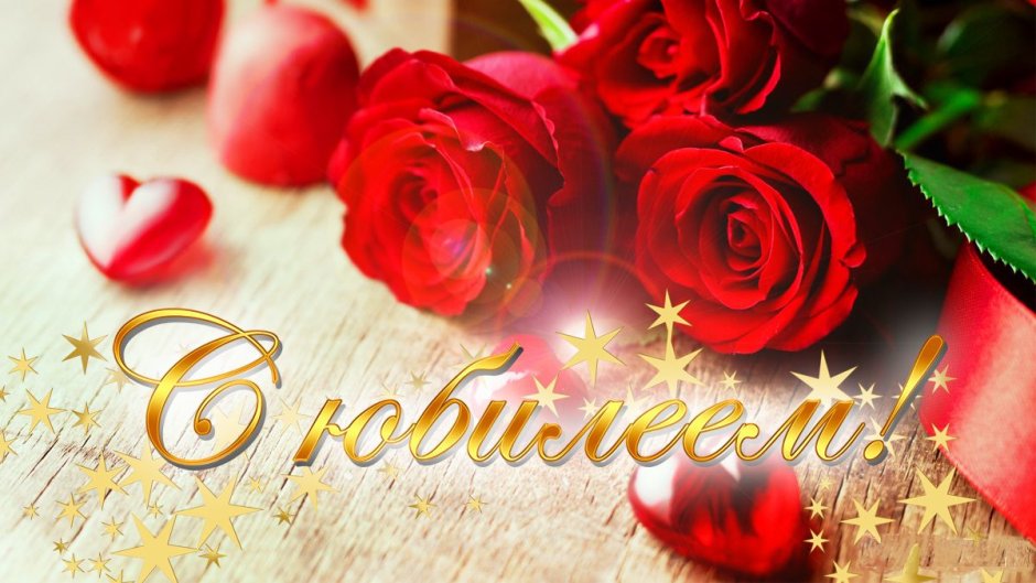 Цветы и подарки на белом фоне