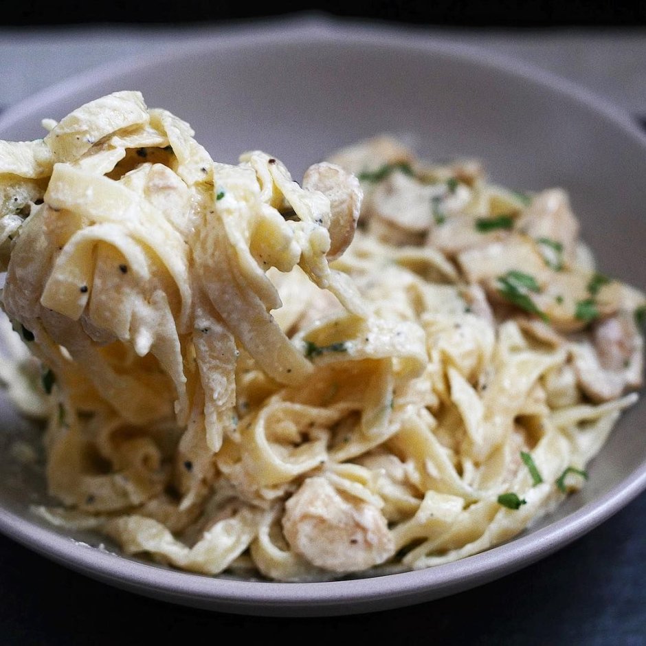Уже готово паста с курицей, томатным соусом и моцареллой, 300 г