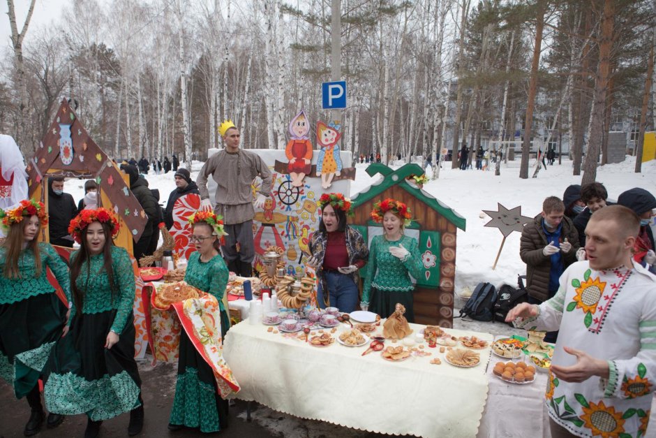 Масленицу провожаем блинами угощаем