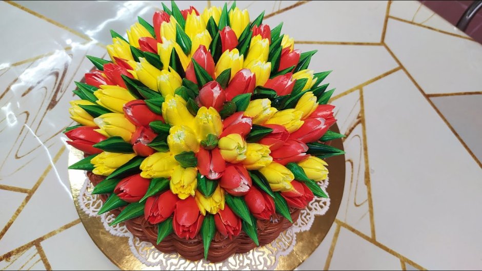 Торт корзина с тюльпанами