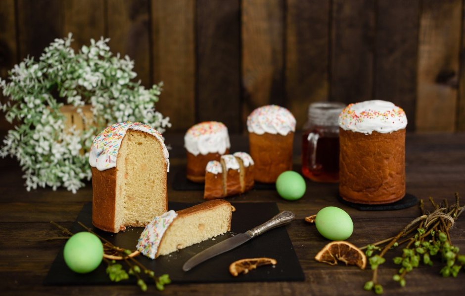 Пасхальный кулич на столе