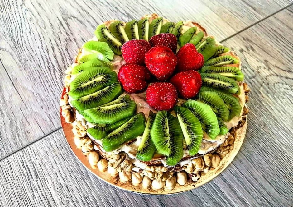 Торт без выпечки с фруктами с коржами