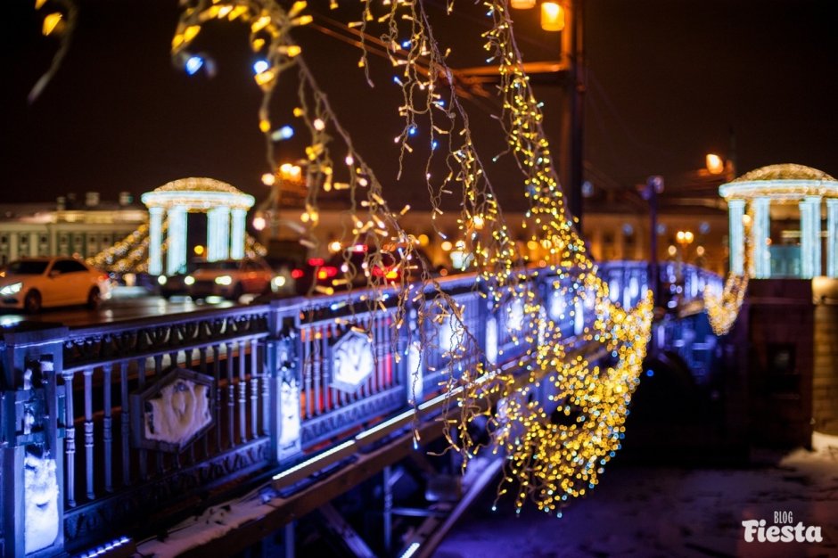 Новогодний Дворцовый мост в Санкт-Петербурге
