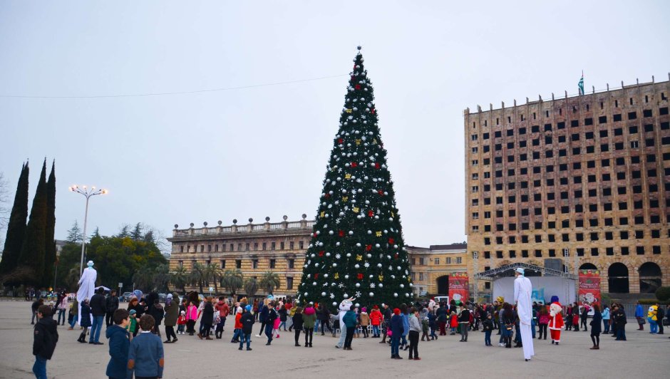 Площадь свободы Сухум Абхазия новый год