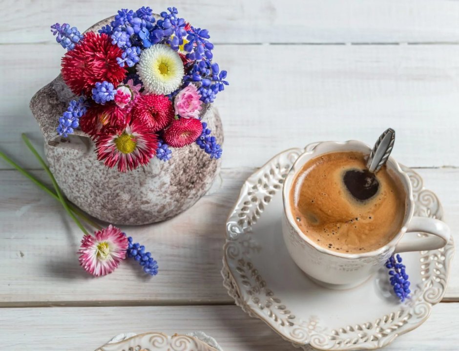 Чашечка кофе и букетик цветов