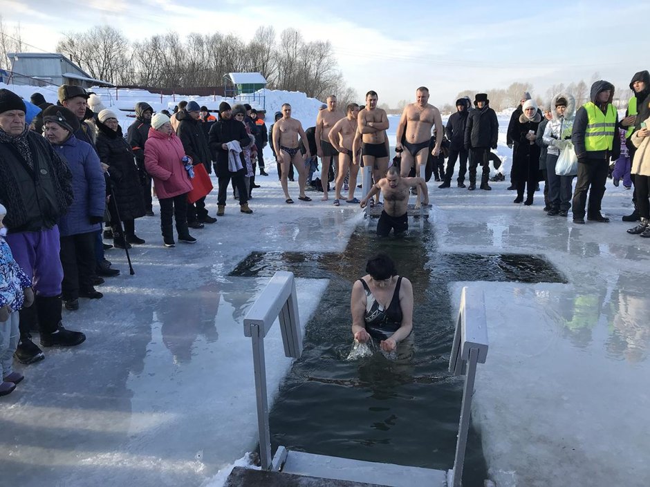 Звёзды купаются в проруби