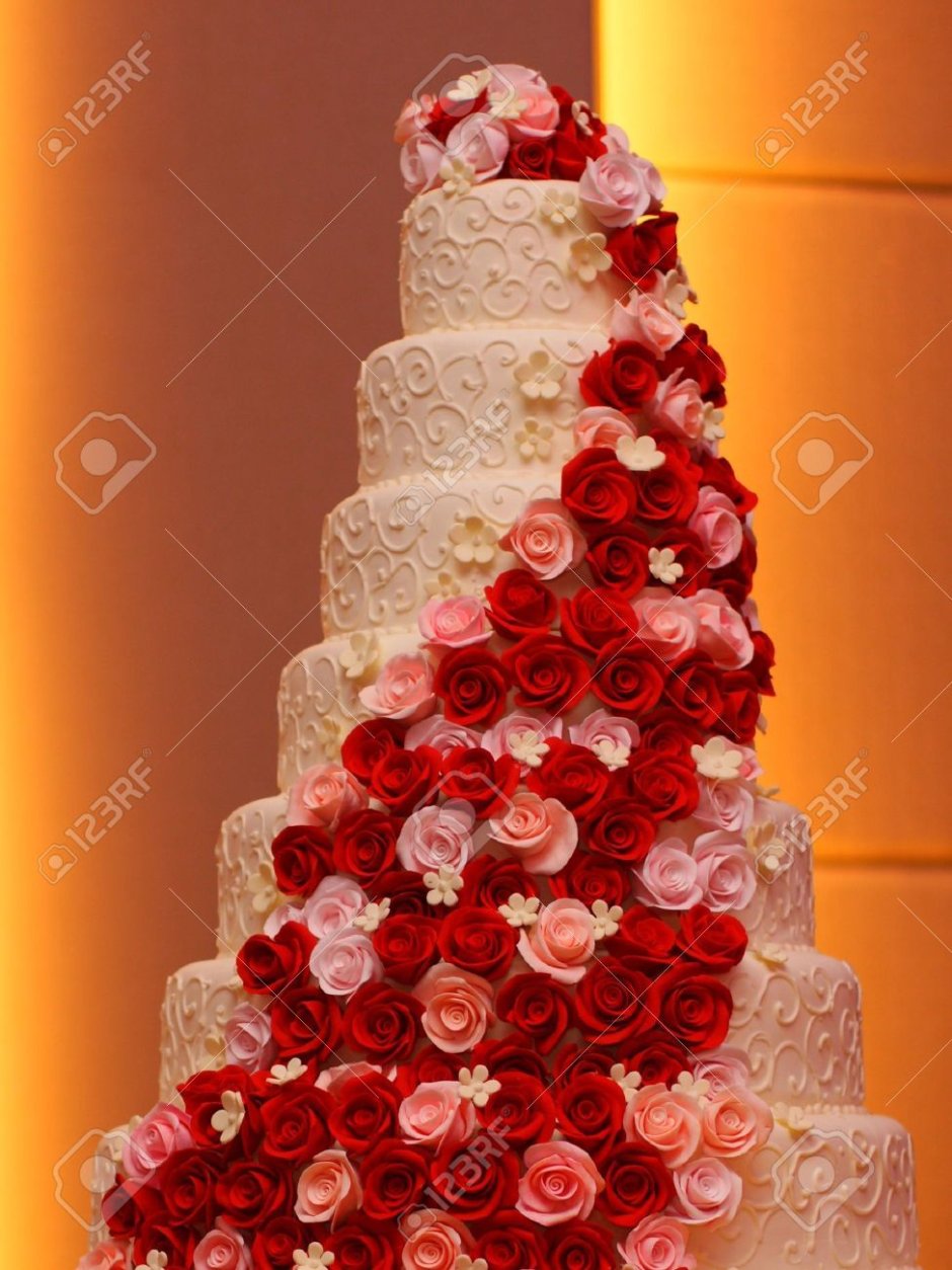 Свадебный торт трехъярусный 2020