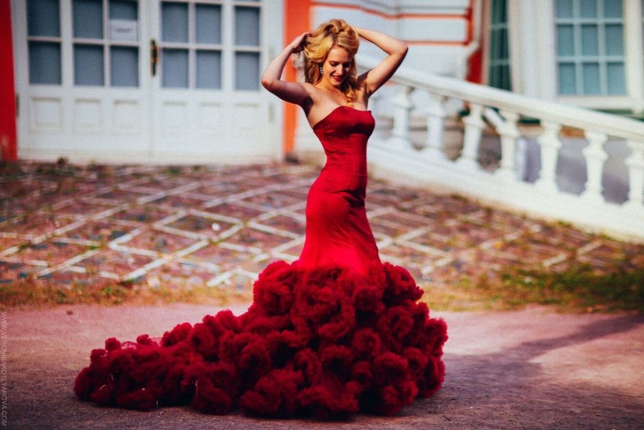 Девушка в Красном пышном платье