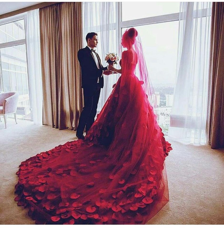 Невеста в Красном свадебном платье