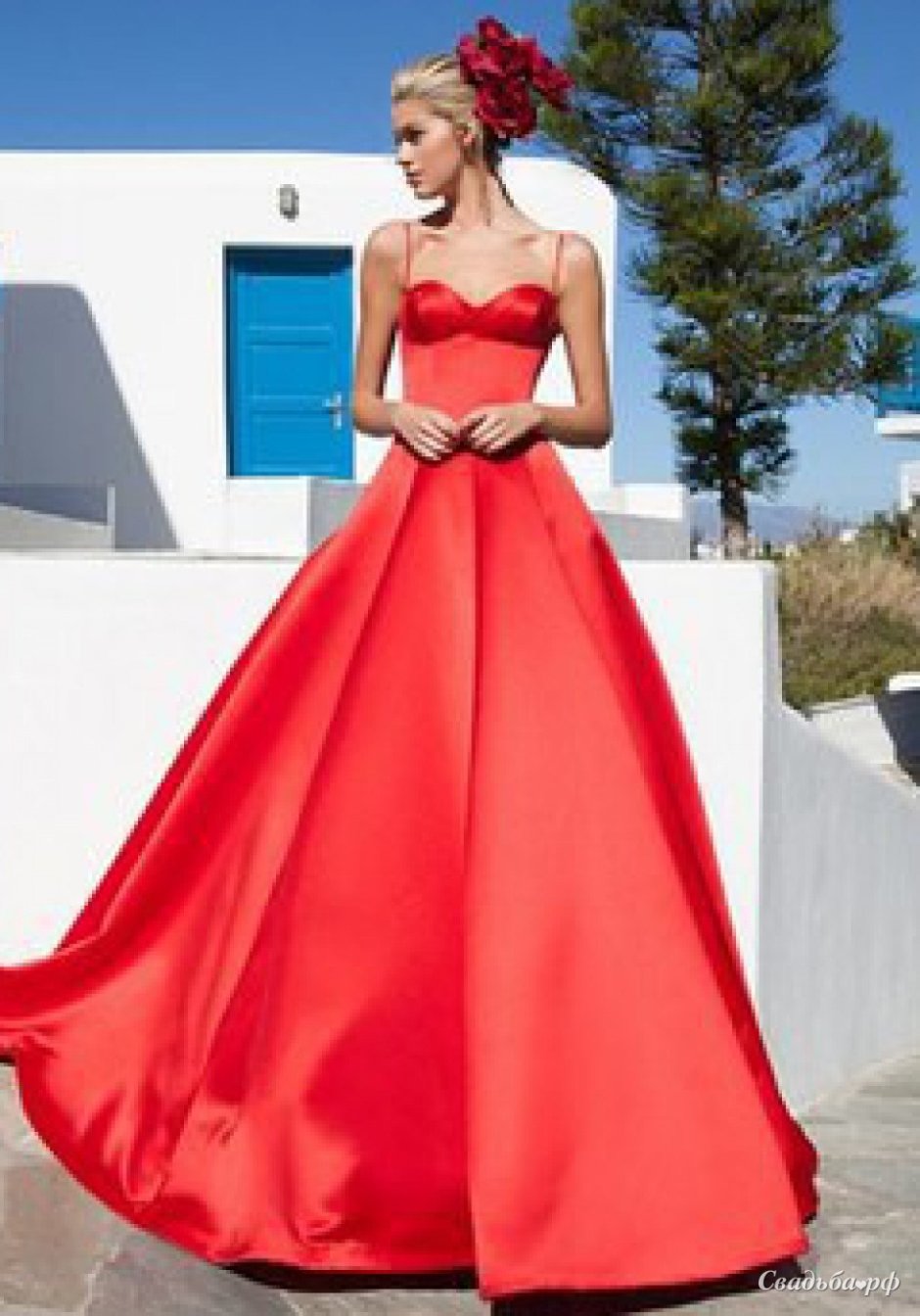 Свадебное платье переливающееся красное