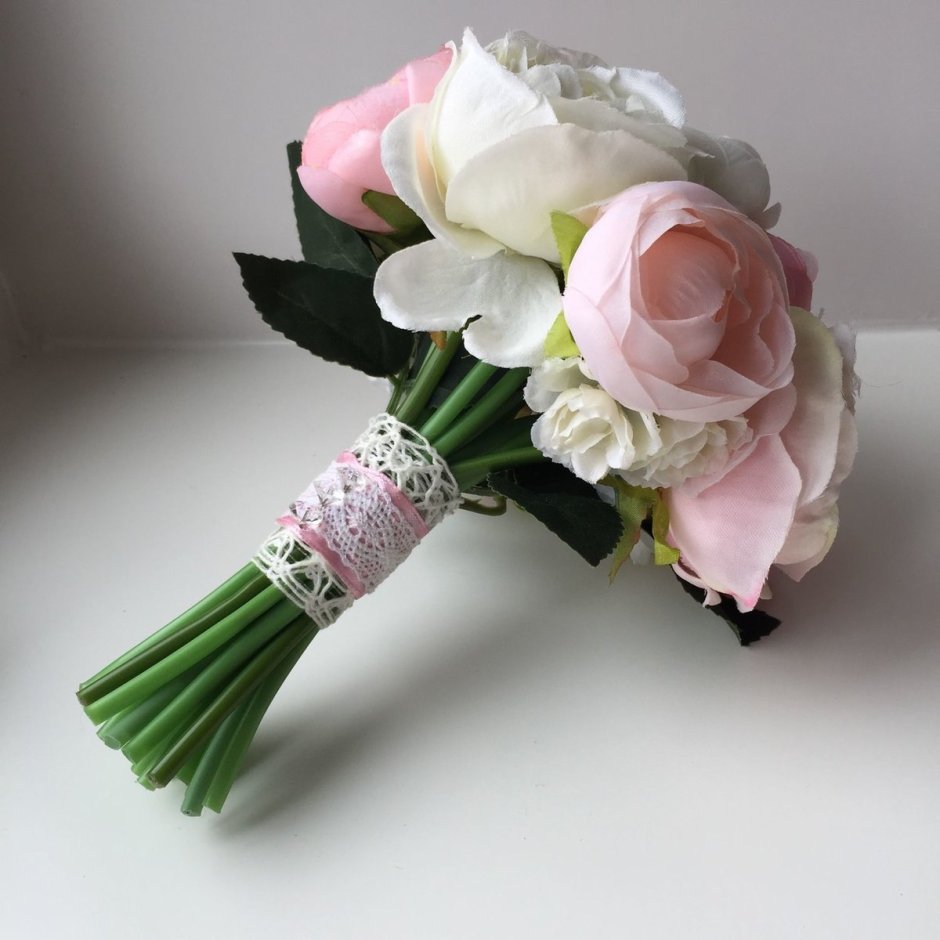 Маленький букет роз перевязанных лентой