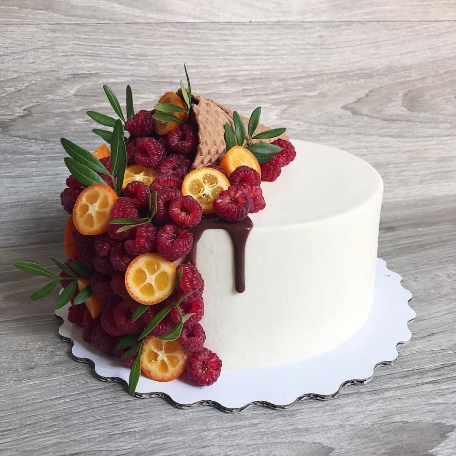 Торт с рожком и ягодами