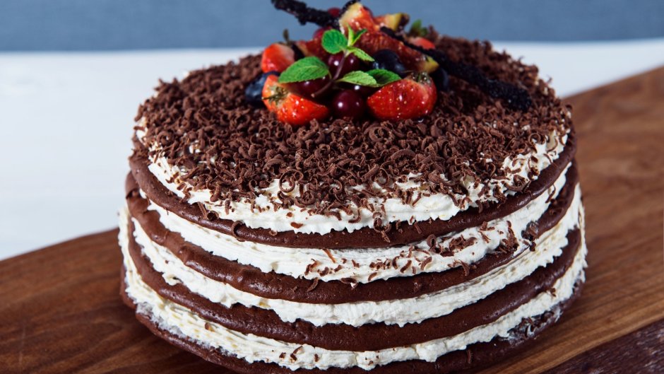 Торт Наполеон на белом фоне