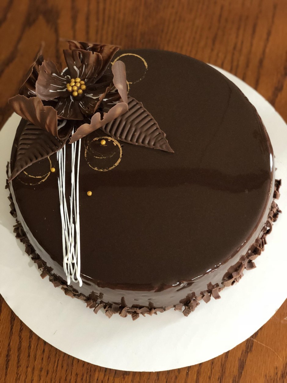 Торт с подтеками шоколада