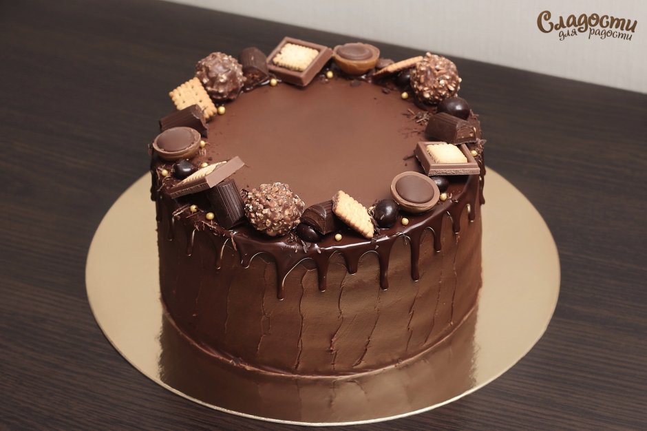 Украшение шоколадного торта бусинами