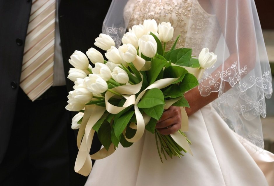 Монобукет невесты из белых тюльпанов